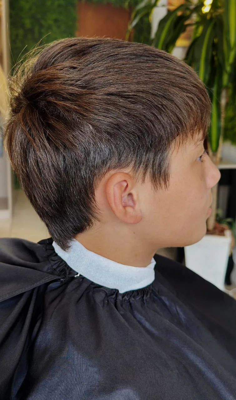 Corte infantil com volume e acabamento natural