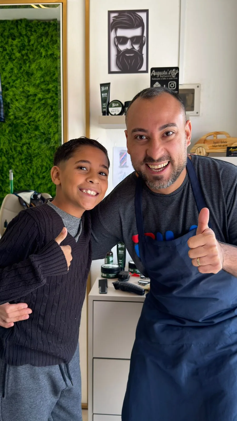 Cliente e barbeiro em atendimento na Augustu's Barbearia