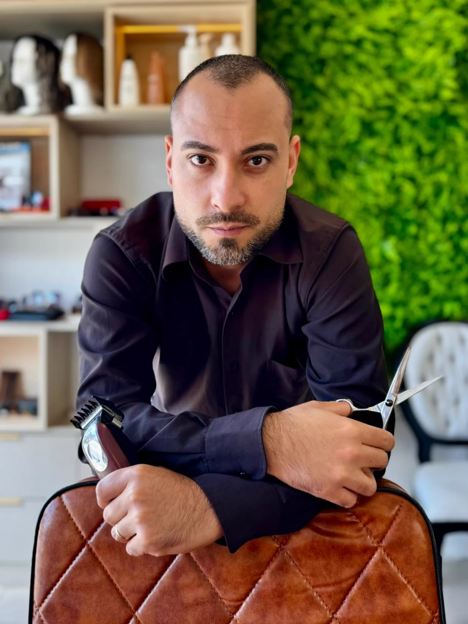 Cliente em atendimento na Augustu's Barbearia